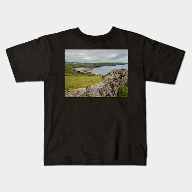 A view of Fall Bay on the South Welsh coast from the cliffs of the Welsh Coastal path Kids T-Shirt by yackers1